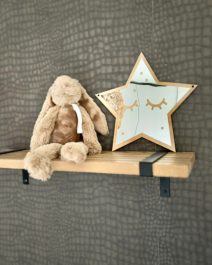 " Schattige ster spiegel voor kinderen, ontwikkelingsgericht ontwerp, ideaal voor in de babykamer."

"Ster spiegel, babykamer decor, kinderkamer accessoires, veilige spiegel, lichtgewicht spiegel, baby spiegel, visuele ontwikkeling, veilige babykamer inrichting, speelse spiegel, kinderkamer styling, babykamer styling, ontwikkelingsgerichte spiegel"