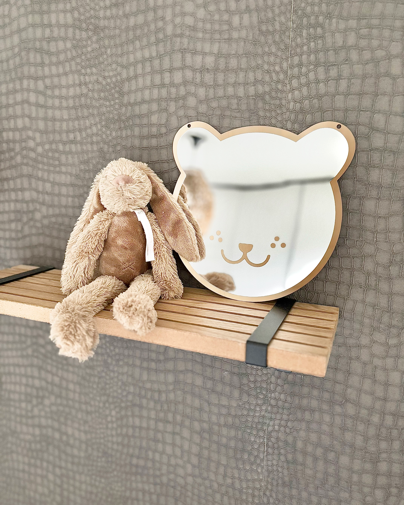 "Veilige houten beer spiegel, babykamer inrichting, kinderkamer wanddecoratie, houten spiegel voor kinderen, veilige en lichte materialen, baby accessoires van hout, visuele stimulatie, speels en natuurlijk design""Beer spiegel, babykamer decor, kinderkamer inrichting, schattige spiegel, ontwikkelingsgerichte spiegel, visuele stimulatie, lichte spiegel, babykamer accessoires, baby spiegel, dieren thema, speelse babykamer, kinderkamer styling"