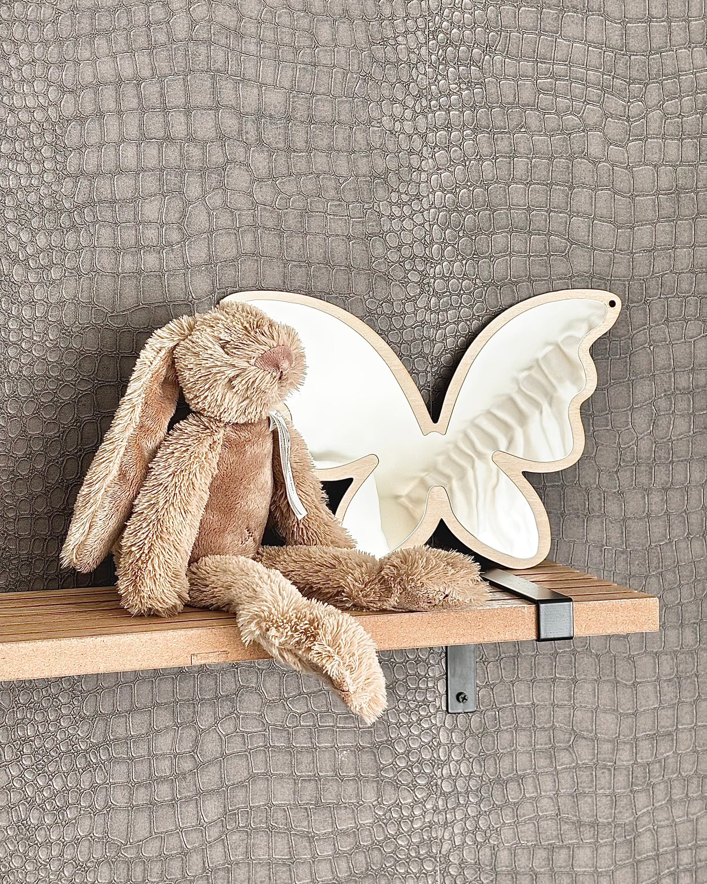 Veilige houten vlinder spiegel, babykamer accessoires, meisjeskamer decor, houten spiegels kinderkamer, lichtgewicht en veilig, visuele ontwikkeling, natuurlijk materiaal, speelse wanddecoratie voor baby's"
