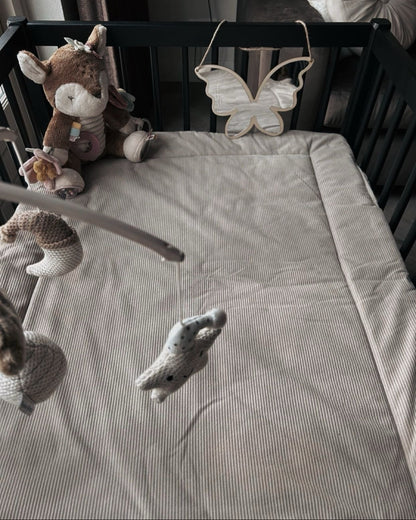Veilige houten vlinder spiegel, babykamer accessoires, meisjeskamer decor, houten spiegels kinderkamer, lichtgewicht en veilig, visuele ontwikkeling, natuurlijk materiaal, speelse wanddecoratie voor baby's"
