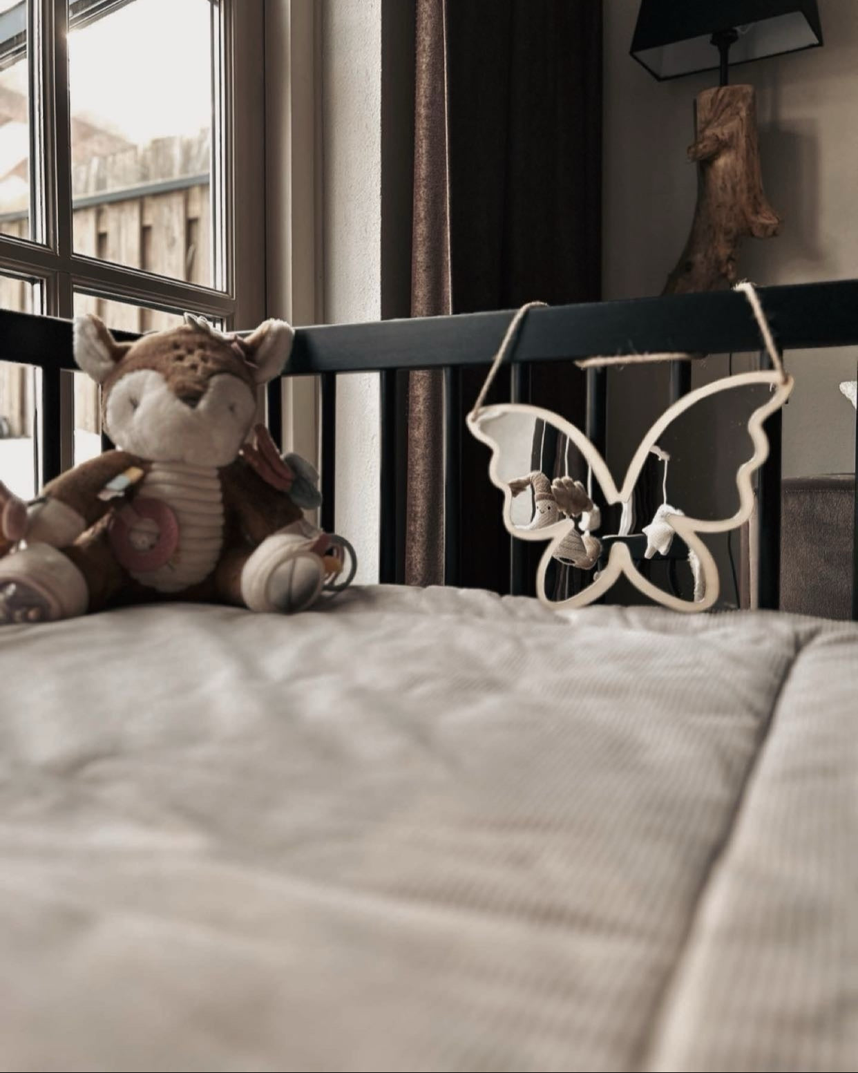 Veilige houten vlinder spiegel, babykamer accessoires, meisjeskamer decor, houten spiegels kinderkamer, lichtgewicht en veilig, visuele ontwikkeling, natuurlijk materiaal, speelse wanddecoratie voor baby's"
