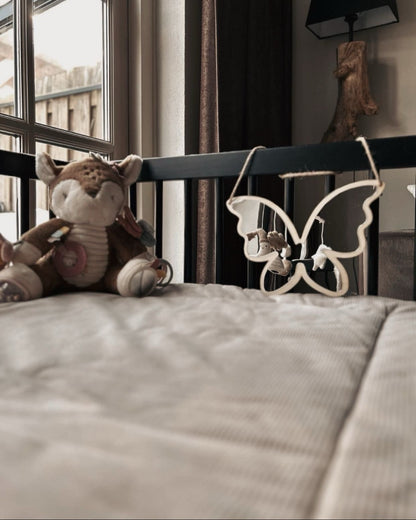 Veilige houten vlinder spiegel, babykamer accessoires, meisjeskamer decor, houten spiegels kinderkamer, lichtgewicht en veilig, visuele ontwikkeling, natuurlijk materiaal, speelse wanddecoratie voor baby's"
