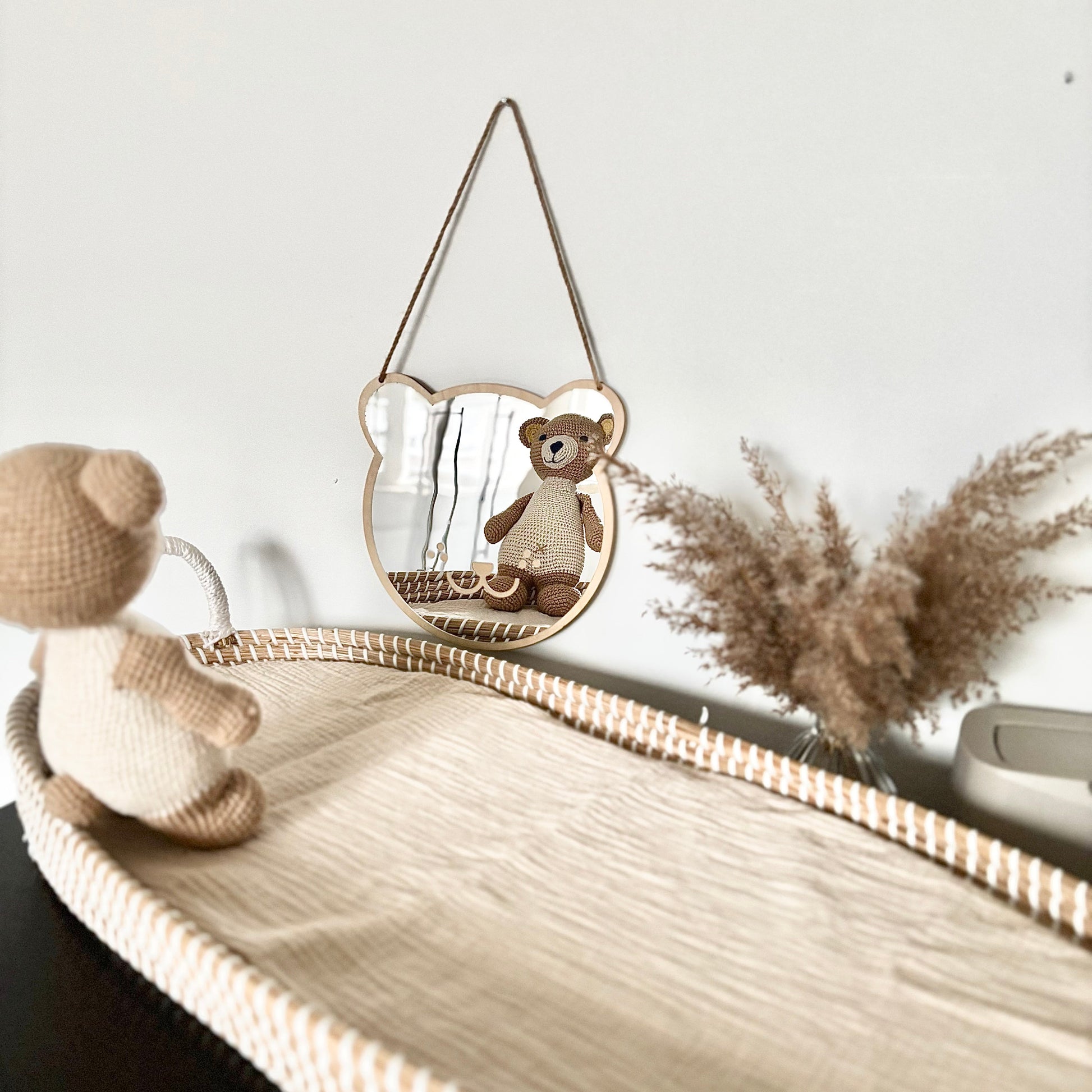 "Veilige houten beer spiegel, babykamer inrichting, kinderkamer wanddecoratie, houten spiegel voor kinderen, veilige en lichte materialen, baby accessoires van hout, visuele stimulatie, speels en natuurlijk design""Beer spiegel, babykamer decor, kinderkamer inrichting, schattige spiegel, ontwikkelingsgerichte spiegel, visuele stimulatie, lichte spiegel, babykamer accessoires, baby spiegel, dieren thema, speelse babykamer, kinderkamer styling"