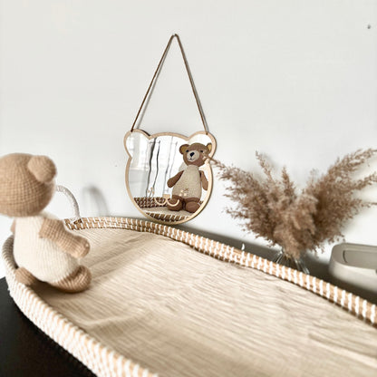 "Veilige houten beer spiegel, babykamer inrichting, kinderkamer wanddecoratie, houten spiegel voor kinderen, veilige en lichte materialen, baby accessoires van hout, visuele stimulatie, speels en natuurlijk design""Beer spiegel, babykamer decor, kinderkamer inrichting, schattige spiegel, ontwikkelingsgerichte spiegel, visuele stimulatie, lichte spiegel, babykamer accessoires, baby spiegel, dieren thema, speelse babykamer, kinderkamer styling"