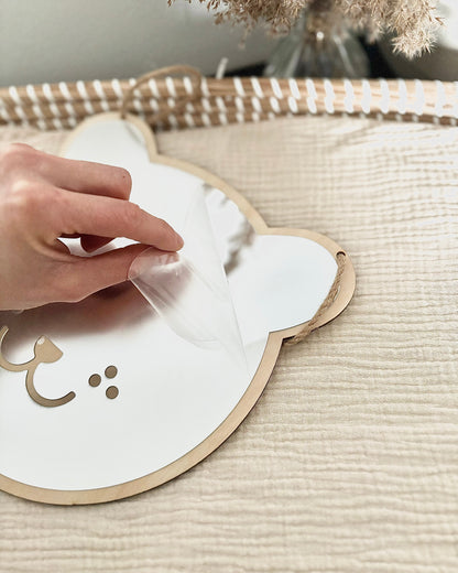 "Veilige houten beer spiegel, babykamer inrichting, kinderkamer wanddecoratie, houten spiegel voor kinderen, veilige en lichte materialen, baby accessoires van hout, visuele stimulatie, speels en natuurlijk design""Beer spiegel, babykamer decor, kinderkamer inrichting, schattige spiegel, ontwikkelingsgerichte spiegel, visuele stimulatie, lichte spiegel, babykamer accessoires, baby spiegel, dieren thema, speelse babykamer, kinderkamer styling"