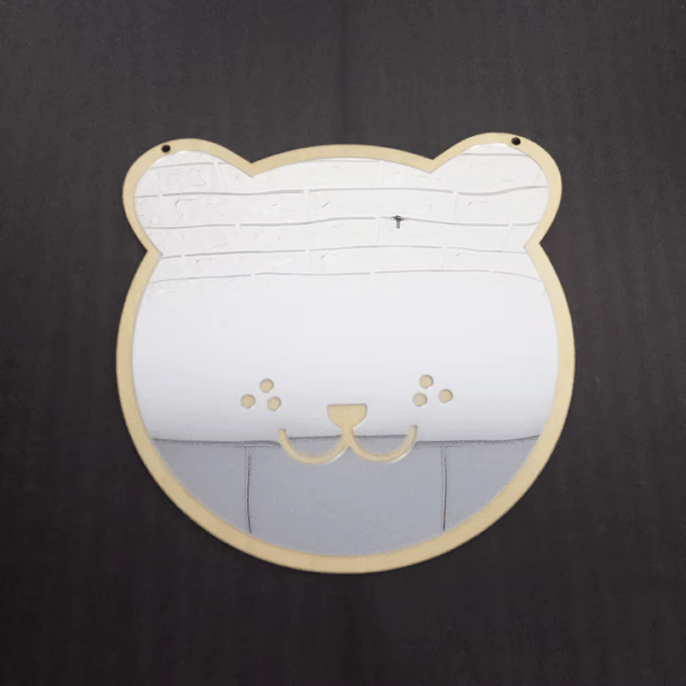 "Veilige houten beer spiegel, babykamer inrichting, kinderkamer wanddecoratie, houten spiegel voor kinderen, veilige en lichte materialen, baby accessoires van hout, visuele stimulatie, speels en natuurlijk design""Beer spiegel, babykamer decor, kinderkamer inrichting, schattige spiegel, ontwikkelingsgerichte spiegel, visuele stimulatie, lichte spiegel, babykamer accessoires, baby spiegel, dieren thema, speelse babykamer, kinderkamer styling"