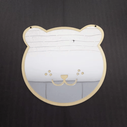 "Veilige houten beer spiegel, babykamer inrichting, kinderkamer wanddecoratie, houten spiegel voor kinderen, veilige en lichte materialen, baby accessoires van hout, visuele stimulatie, speels en natuurlijk design""Beer spiegel, babykamer decor, kinderkamer inrichting, schattige spiegel, ontwikkelingsgerichte spiegel, visuele stimulatie, lichte spiegel, babykamer accessoires, baby spiegel, dieren thema, speelse babykamer, kinderkamer styling"