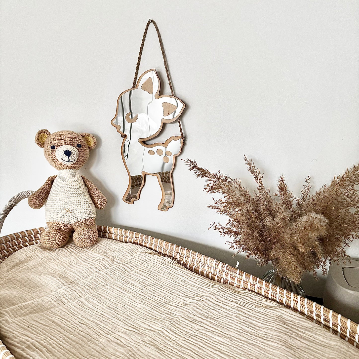 "Veilige houten hert spiegel, babykamer decor, natuurlijke kinderkamer stijl, houten spiegels kindvriendelijk, lichtgewicht en veilig voor baby's, visuele stimulatie, houten wanddecoratie, rustieke babykamer accessoires"