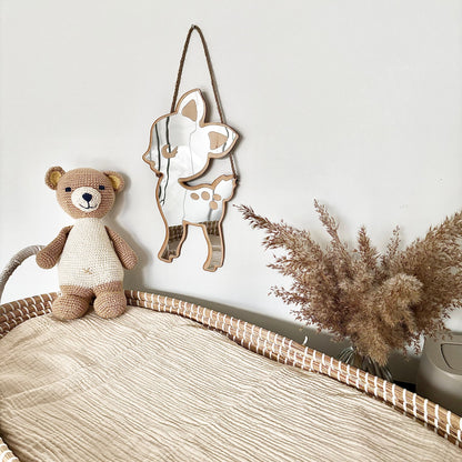 "Veilige houten hert spiegel, babykamer decor, natuurlijke kinderkamer stijl, houten spiegels kindvriendelijk, lichtgewicht en veilig voor baby's, visuele stimulatie, houten wanddecoratie, rustieke babykamer accessoires"