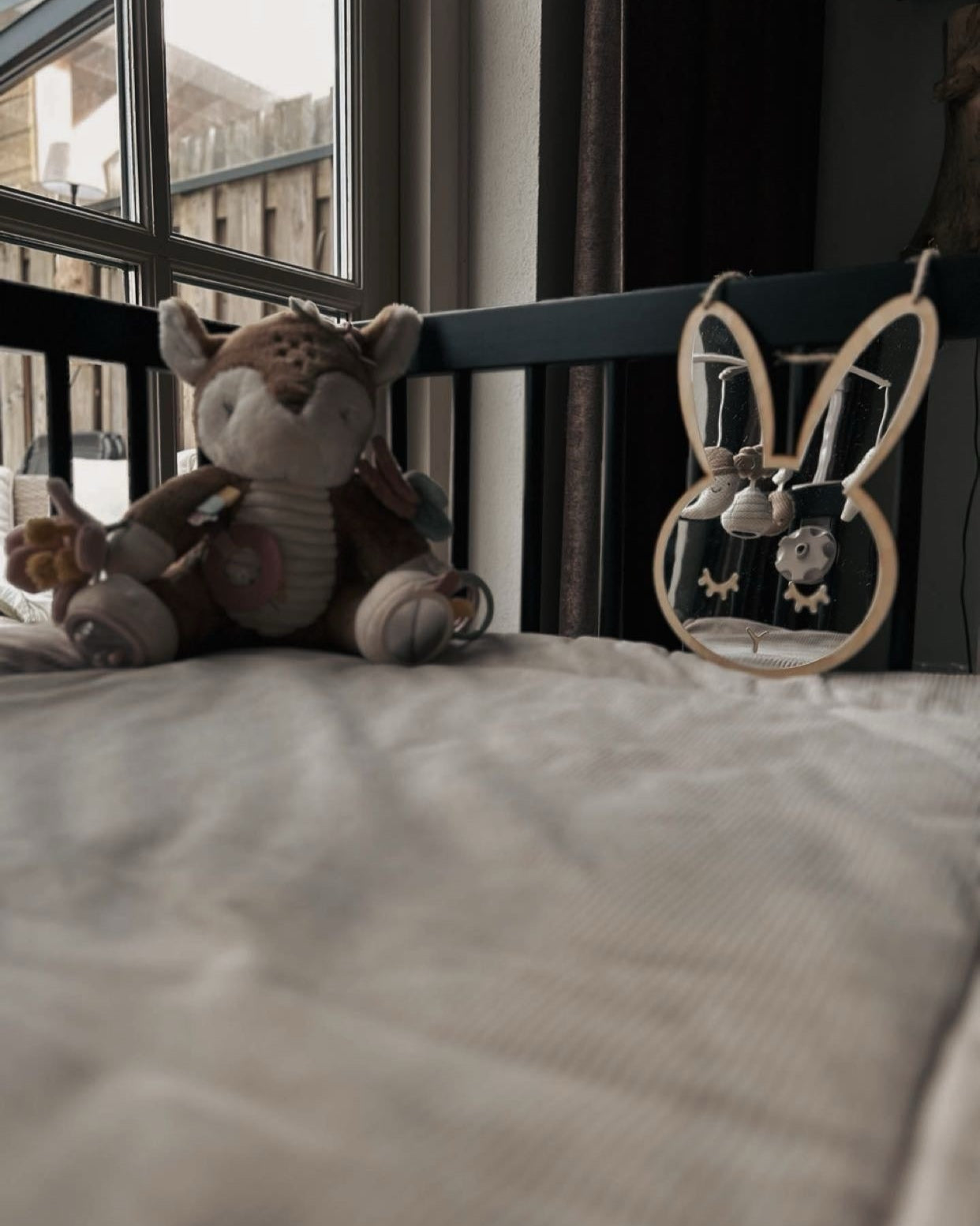 "Veilige houten konijn spiegel, babykamer decoratie, kinderkamer accessoires, houten spiegels voor kinderen, lichtgewicht en veilig, ontwikkelingsgericht speelgoed, natuurlijke babykamer stijl, schattige wanddecoratie"