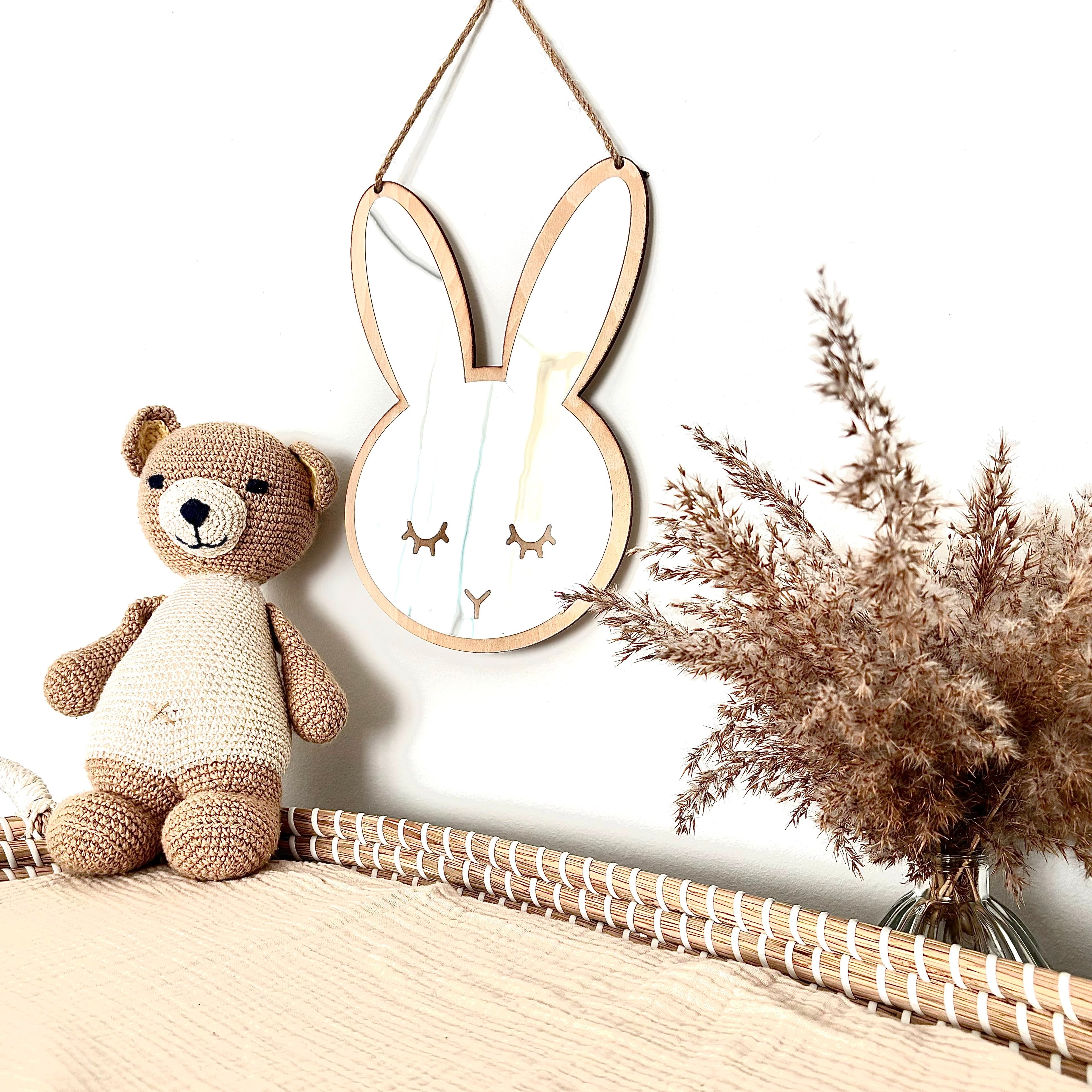 "Konijn spiegel, babykamer decor, kinderkamer accessoires, visuele stimulatie, baby spiegel, schattige spiegel, ontwikkelingsgerichte spiegel, lichte spiegel, speelgoed voor babykamer, kinderkamer inspiratie, babykamer inrichting, dieren thema""Veilige houten konijn spiegel, babykamer decoratie, kinderkamer accessoires, houten spiegels voor kinderen, lichtgewicht en veilig, ontwikkelingsgericht speelgoed, natuurlijke babykamer stijl, schattige wanddecoratie"