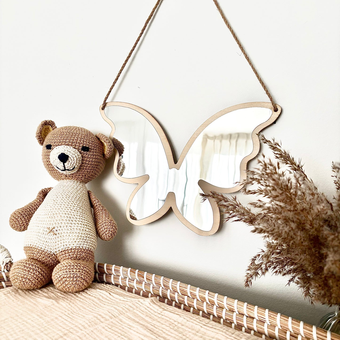 Veilige houten vlinder spiegel, babykamer accessoires, meisjeskamer decor, houten spiegels kinderkamer, lichtgewicht en veilig, visuele ontwikkeling, natuurlijk materiaal, speelse wanddecoratie voor baby's"

"Vlinder spiegel, babykamer decor, veilige spiegel, lichte spiegel, kinderkamer accessoires, visuele stimulatie, baby spiegel, veilige babykamer inrichting, bloemen thema, kinderkamer styling, speelse spiegel, meisjeskamer decor"