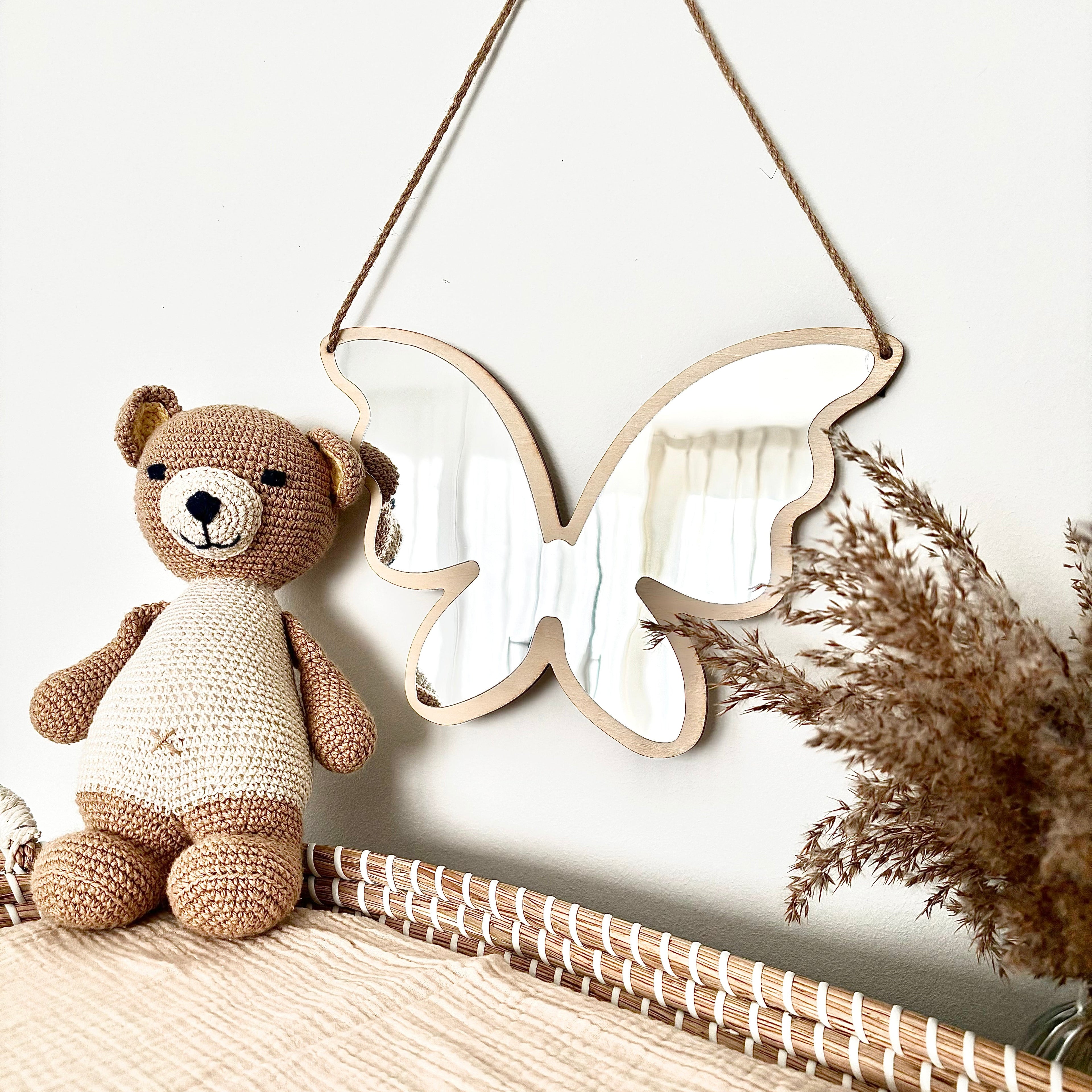 Veilige houten vlinder spiegel, babykamer accessoires, meisjeskamer decor, houten spiegels kinderkamer, lichtgewicht en veilig, visuele ontwikkeling, natuurlijk materiaal, speelse wanddecoratie voor baby's"

"Vlinder spiegel, babykamer decor, veilige spiegel, lichte spiegel, kinderkamer accessoires, visuele stimulatie, baby spiegel, veilige babykamer inrichting, bloemen thema, kinderkamer styling, speelse spiegel, meisjeskamer decor"