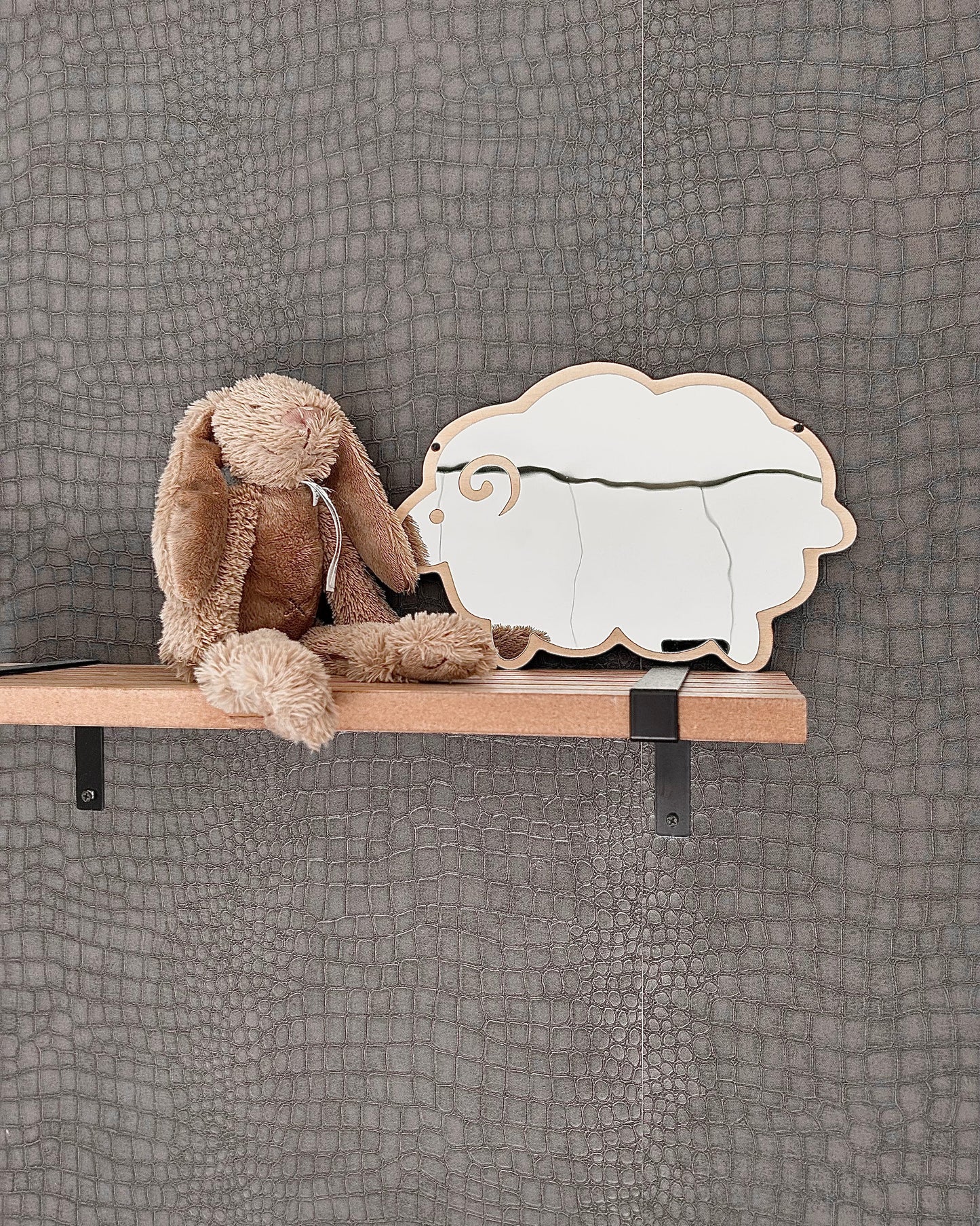 "Veilige houten schaap spiegel, babykamer decoratie, kindvriendelijke spiegel van hout, visuele stimulatie, natuurlijke babykamer inrichting, houten wanddecoratie, veilige spiegel voor baby's, rustiek en speels ontwerp"