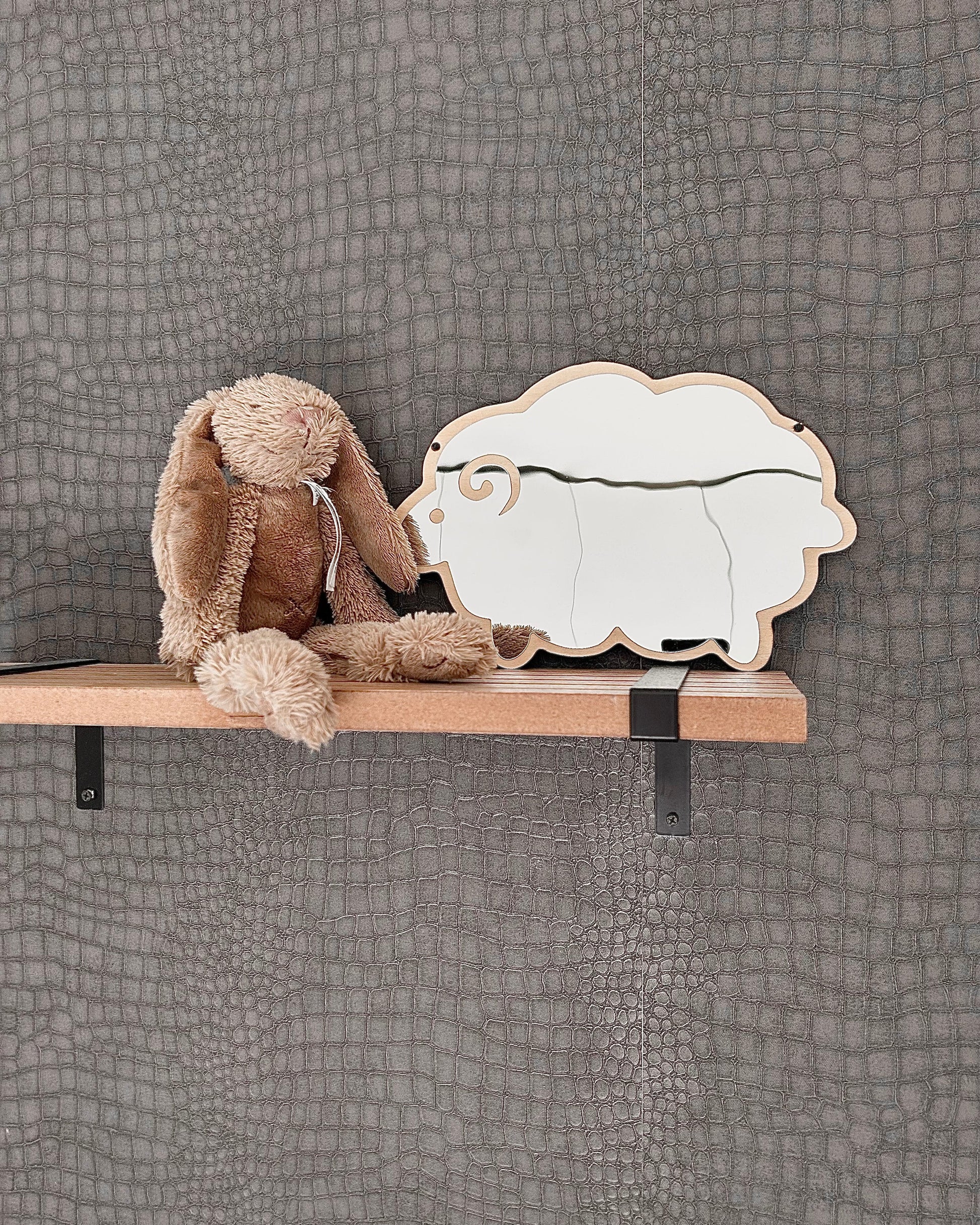 "Veilige houten schaap spiegel, babykamer decoratie, kindvriendelijke spiegel van hout, visuele stimulatie, natuurlijke babykamer inrichting, houten wanddecoratie, veilige spiegel voor baby's, rustiek en speels ontwerp"