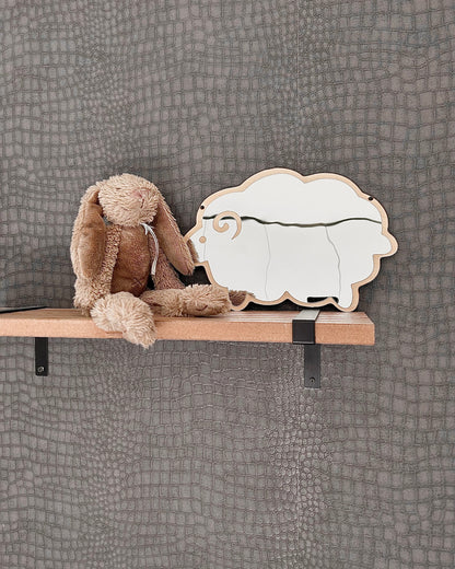 "Veilige houten schaap spiegel, babykamer decoratie, kindvriendelijke spiegel van hout, visuele stimulatie, natuurlijke babykamer inrichting, houten wanddecoratie, veilige spiegel voor baby's, rustiek en speels ontwerp"