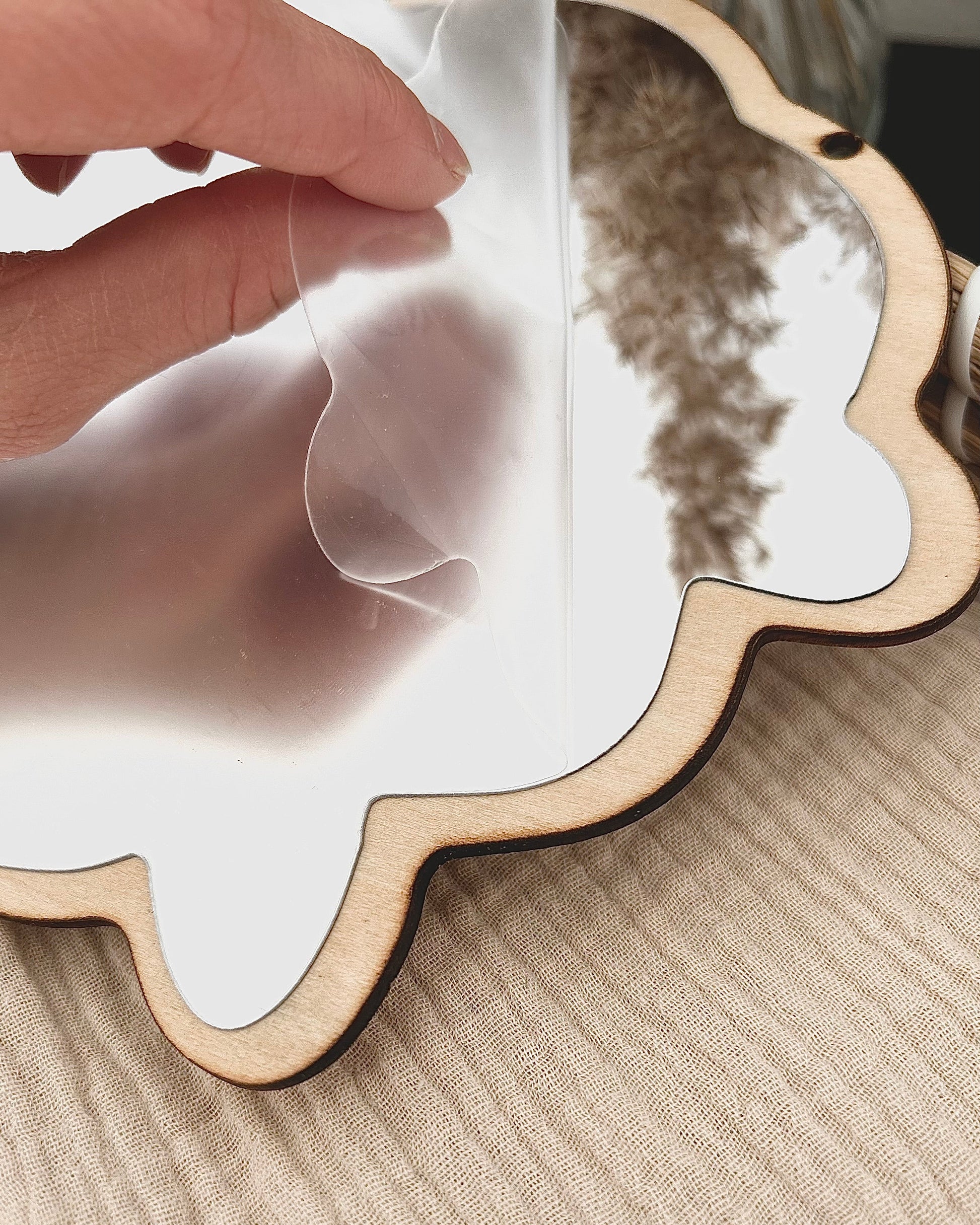 "Veilige houten schaap spiegel, babykamer decoratie, kindvriendelijke spiegel van hout, visuele stimulatie, natuurlijke babykamer inrichting, houten wanddecoratie, veilige spiegel voor baby's, rustiek en speels ontwerp"
