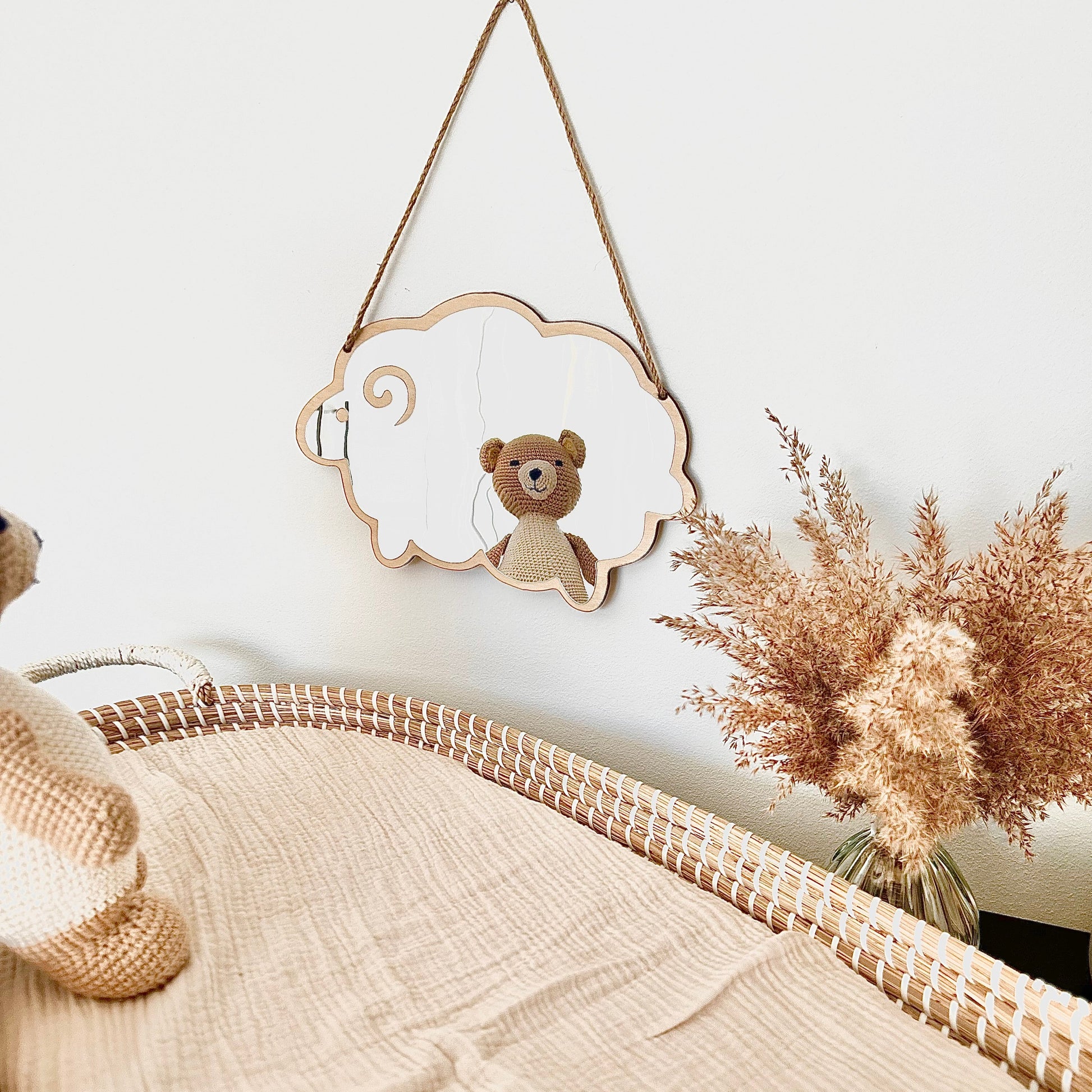 "Schaap spiegel, babykamer decor, veilige spiegel, lichte spiegel, kinderkamer accessoires, visuele ontwikkeling, baby spiegel, veilige babykamer inrichting, speelse spiegel, kinderkamer styling, dieren thema, rustieke babykamer"
"Veilige houten schaap spiegel, babykamer decoratie, kindvriendelijke spiegel van hout, visuele stimulatie, natuurlijke babykamer inrichting, houten wanddecoratie, veilige spiegel voor baby's, rustiek en speels ontwerp"